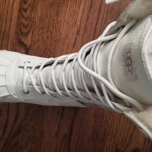 SOLD UGG Adirondack Snake White + UGG Cloves FREE! - Picture 4 of 7